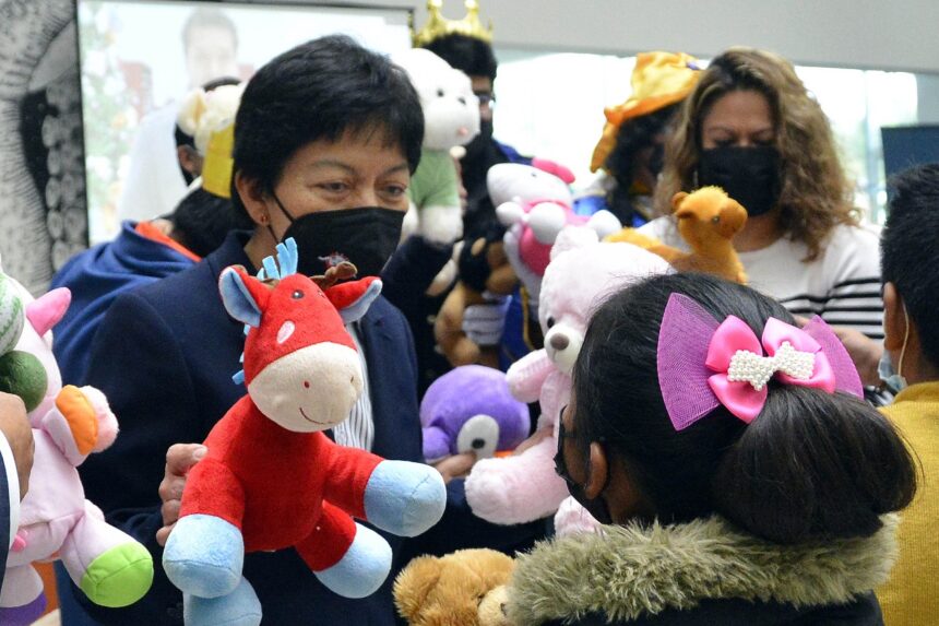 entrega de peluches a niños de colonias de escasos recursos