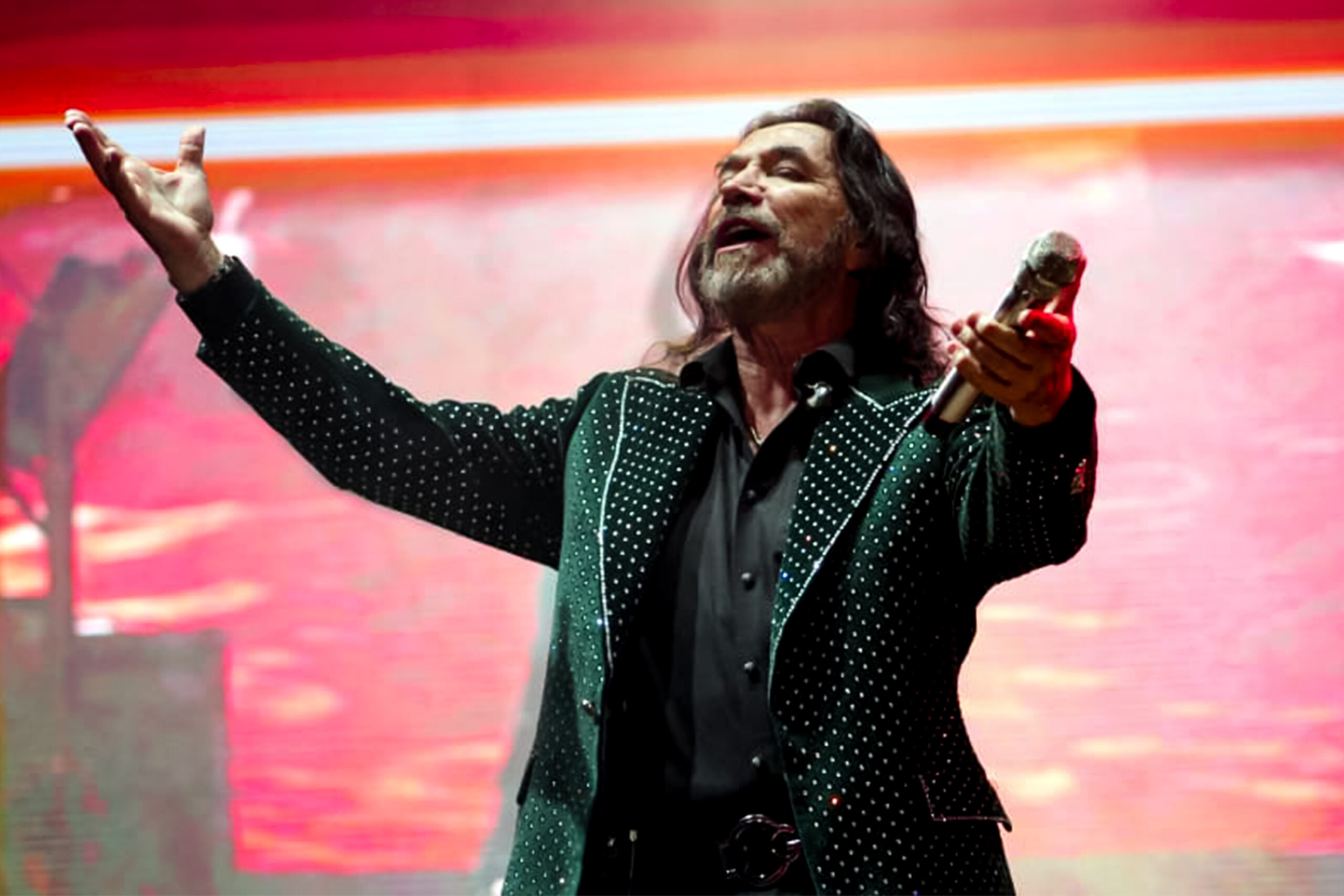 El Buki hace vibrar el corazón de más de 25 mil en Feria Puebla