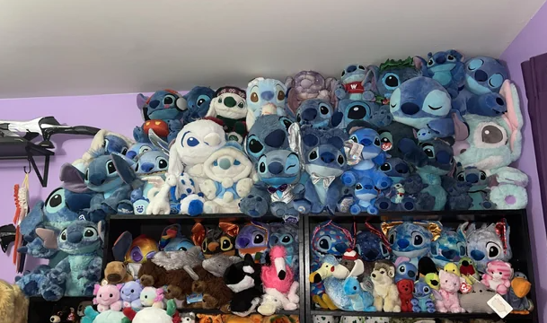 Peluches de Stitch coleccionados durante años.
