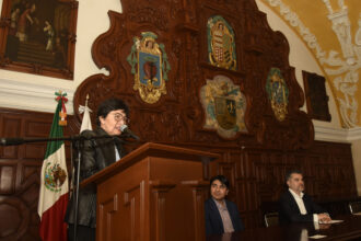 Rectora Lilia Cedillo en auditorio universitario durante anuncio de Agencia de IA BUAP