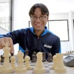 Estudiante BUAP medalla ajedrez