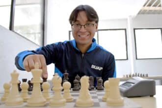 Estudiante BUAP medalla ajedrez