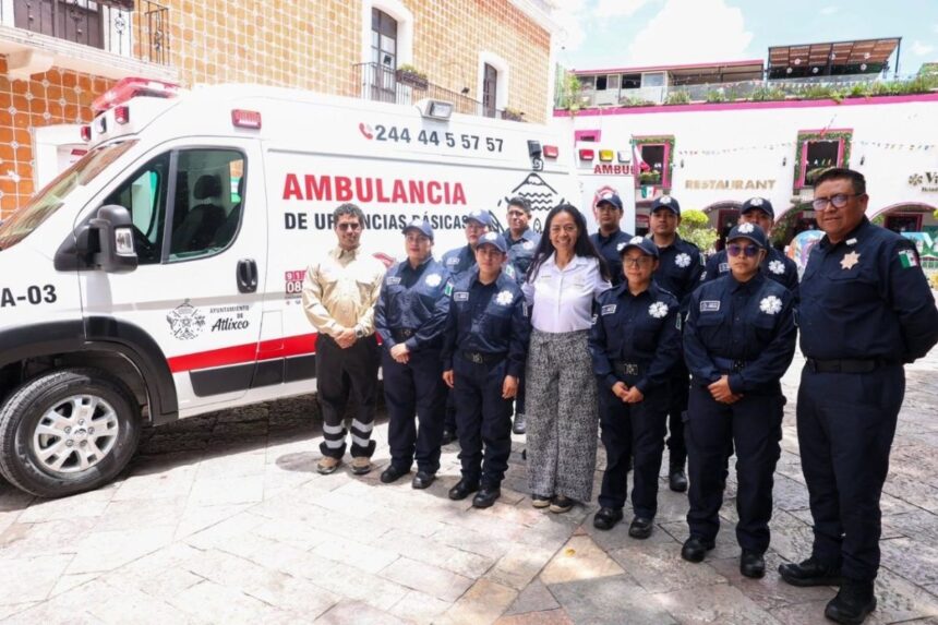 Ariadna Ayala entrega ambulancia