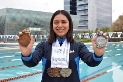 BUAP estudiante competencia natación