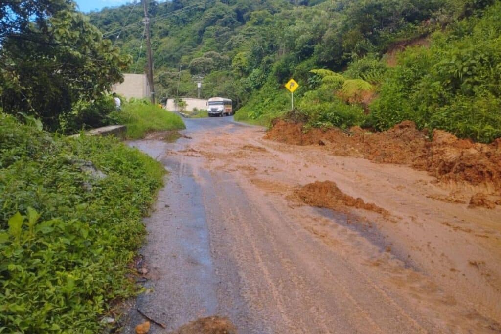 Deslave carretero lluvias Eloxochitlán