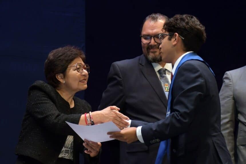 Lilia Cedillo graduación Prepa Zapata