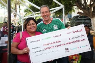 Pepe Chedraui entrega de cheques
