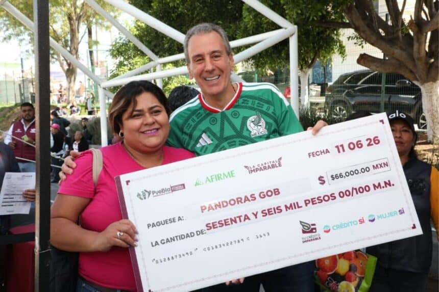 Pepe Chedraui entrega de cheques