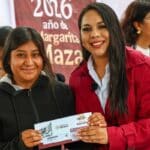 Tonantzin Fernández entrega becas