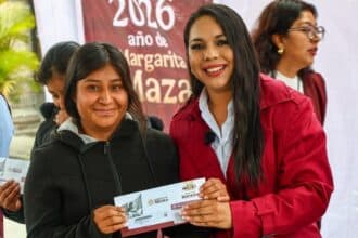 Tonantzin Fernández entrega becas