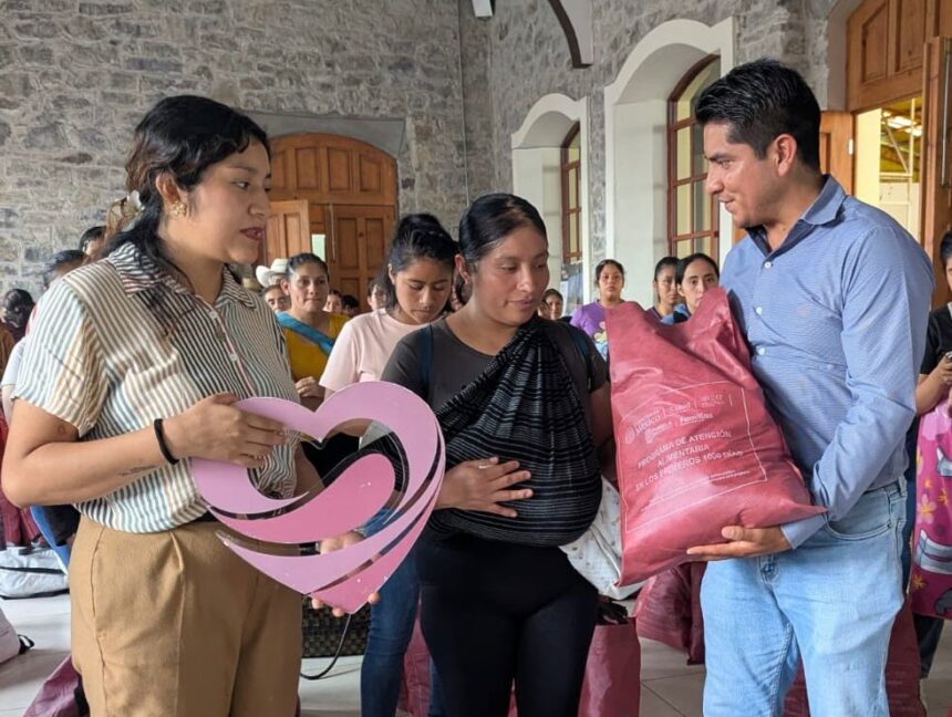 Entrega de sillas de ruedas y apoyos alimentarios del SEDIF en municipios de Puebla