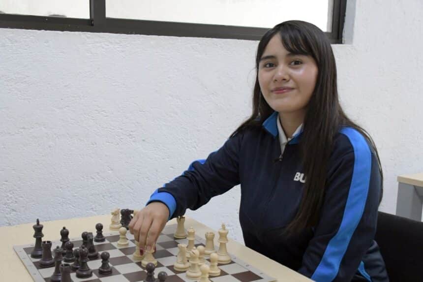 Medalla plata Ajedrez alumna BUAP