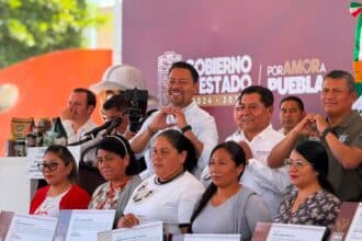 Andrés Villegas entrega apoyos Quecholac