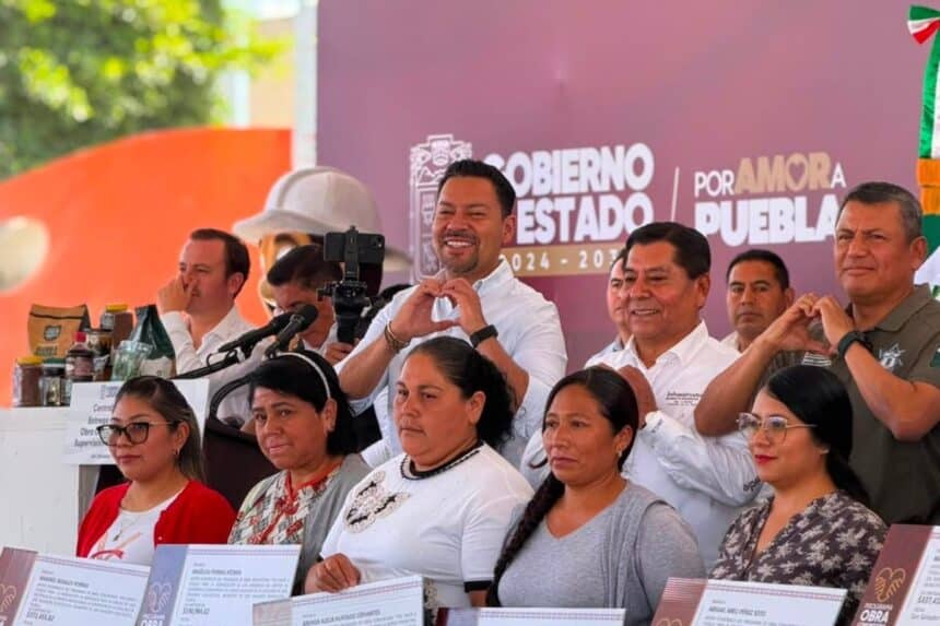 Andrés Villegas entrega apoyos Quecholac