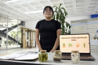 Estudiante BUAP residuos de Agave