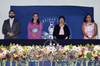 Lilia Cedillo graduación preparatoria