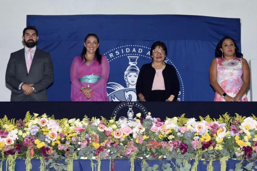 Lilia Cedillo graduación preparatoria