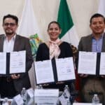 Lupita Cuautle firma de convenio Canacope