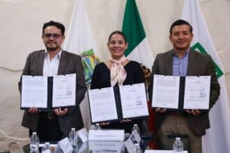 Lupita Cuautle firma de convenio Canacope
