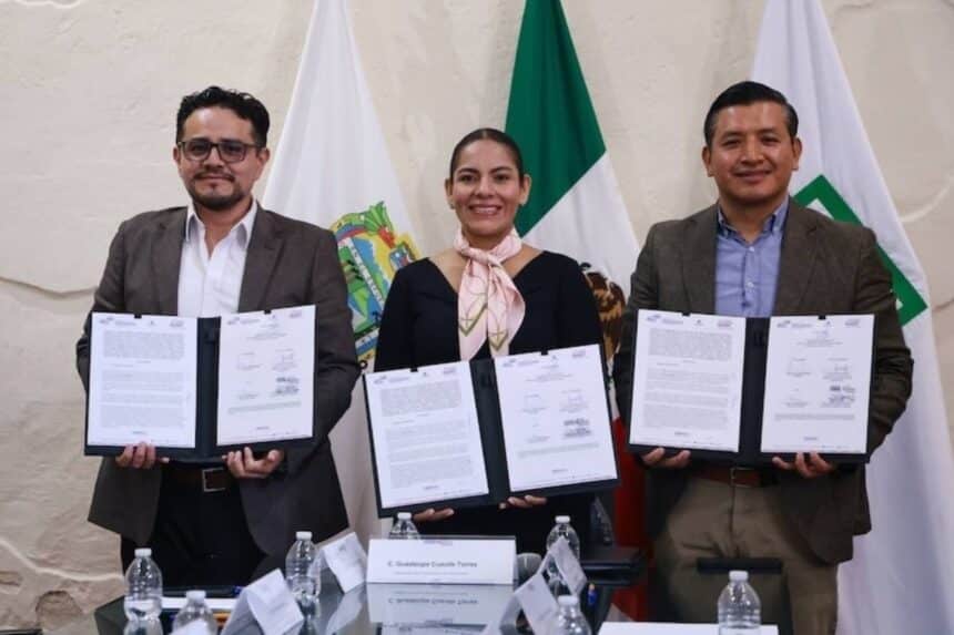 Lupita Cuautle firma de convenio Canacope