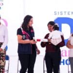 Lupita Cuautle entrega de medicamentos