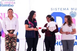 Lupita Cuautle entrega de medicamentos