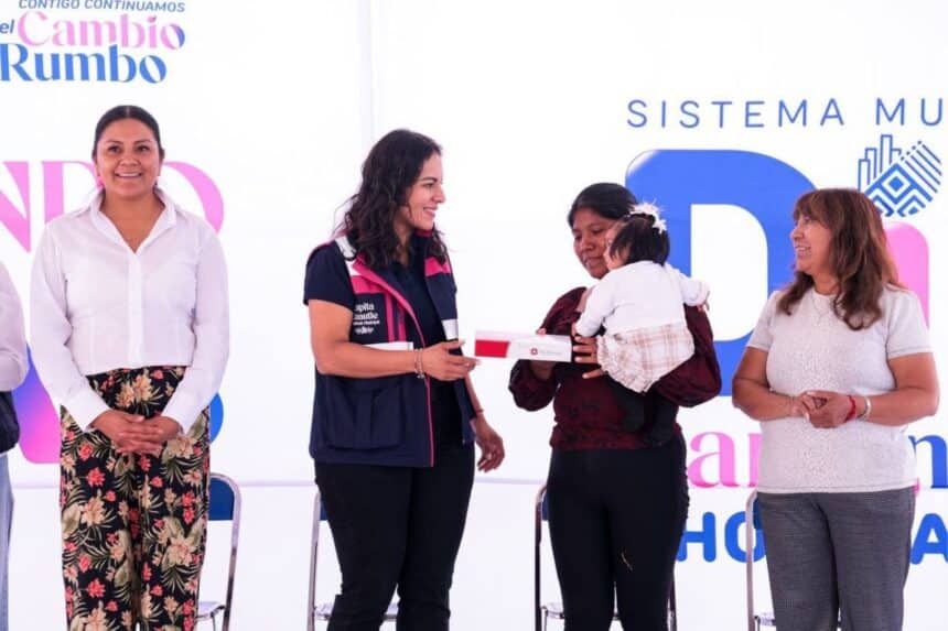 Lupita Cuautle entrega de medicamentos