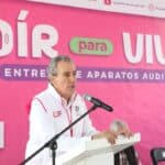 Pepe Chedraui entrega aparatos auditivos