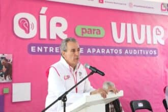 Pepe Chedraui entrega aparatos auditivos