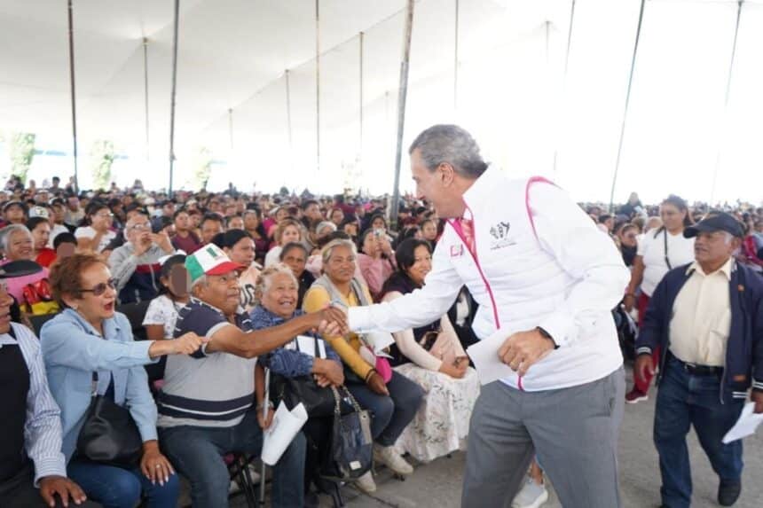 Pepe Chedraui entrega despensas Bosques de San Sebastián
