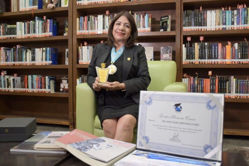 Académica FFYL BUAP Doctorado Honoris Causa