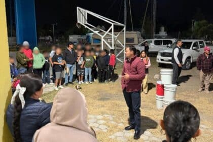Andrés Villegas dona pintura a primaria