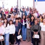 Lupita Cuautle entrega aparatos auditivos