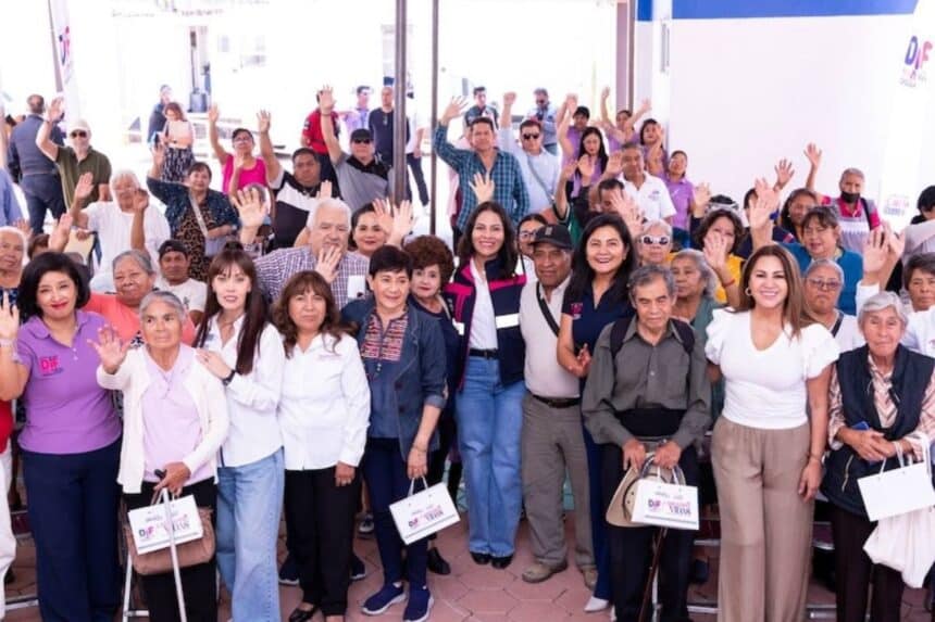 Lupita Cuautle entrega aparatos auditivos
