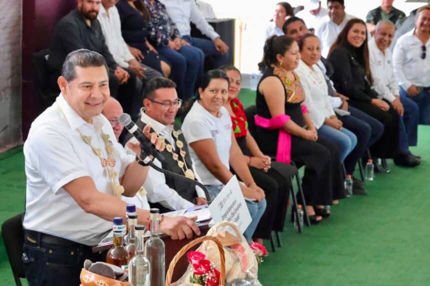 Alejandro Armenta obra comunitaria Mixteca poblana