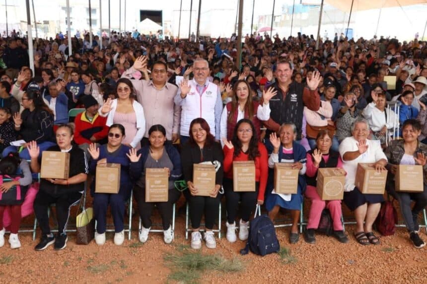 Pepe Chedraui entrega despensas San Pablo Xochimehuacan