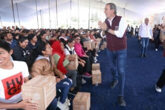 Pepe Chedraui entrega despensas