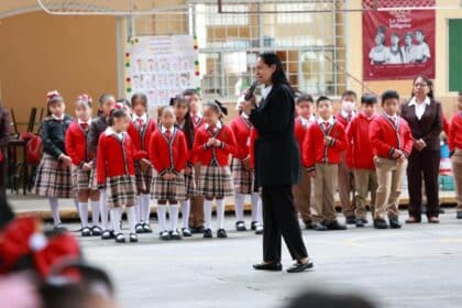 Ariadna Ayala mejora escuelas