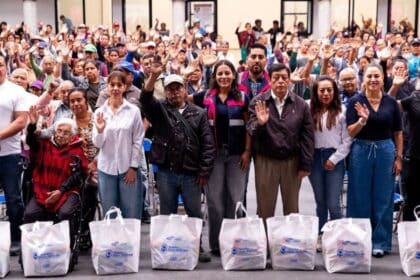 Lupita Cuautle entrega apoyos alimentarios