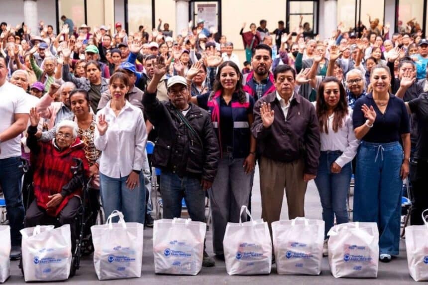 Lupita Cuautle entrega apoyos alimentarios