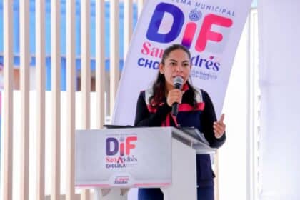 Lupita Cuautle entrega plantillas ortopédicas Cambiando Vidas