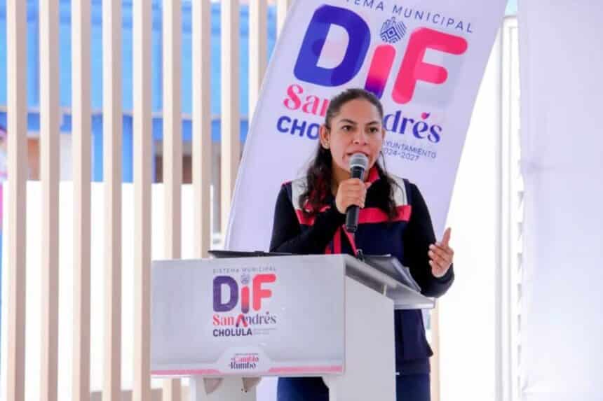 Lupita Cuautle entrega plantillas ortopédicas Cambiando Vidas