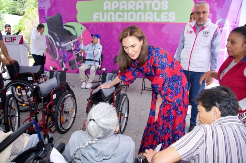 MariElise Budib entrega aparatos personas con discapacidad