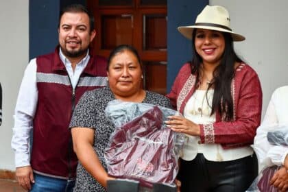 Tonantin Fernández entrega uniformes personal de Intendencia