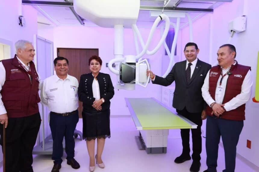 Alejandro Armenta entrega equipamiento ISSSTEP
