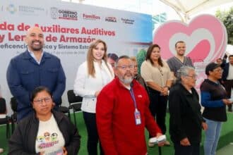Ceci Arellano entrega apoyos auditivos y visuales