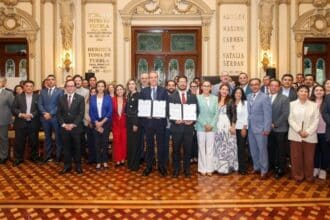 Pepe Chedraui firma de convenio UPAEP