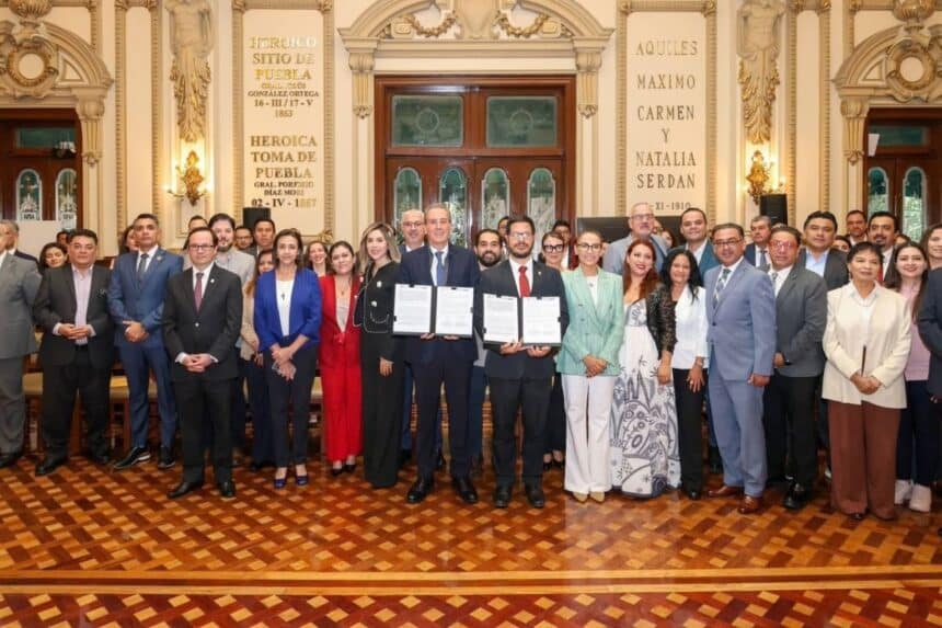 Pepe Chedraui firma de convenio UPAEP